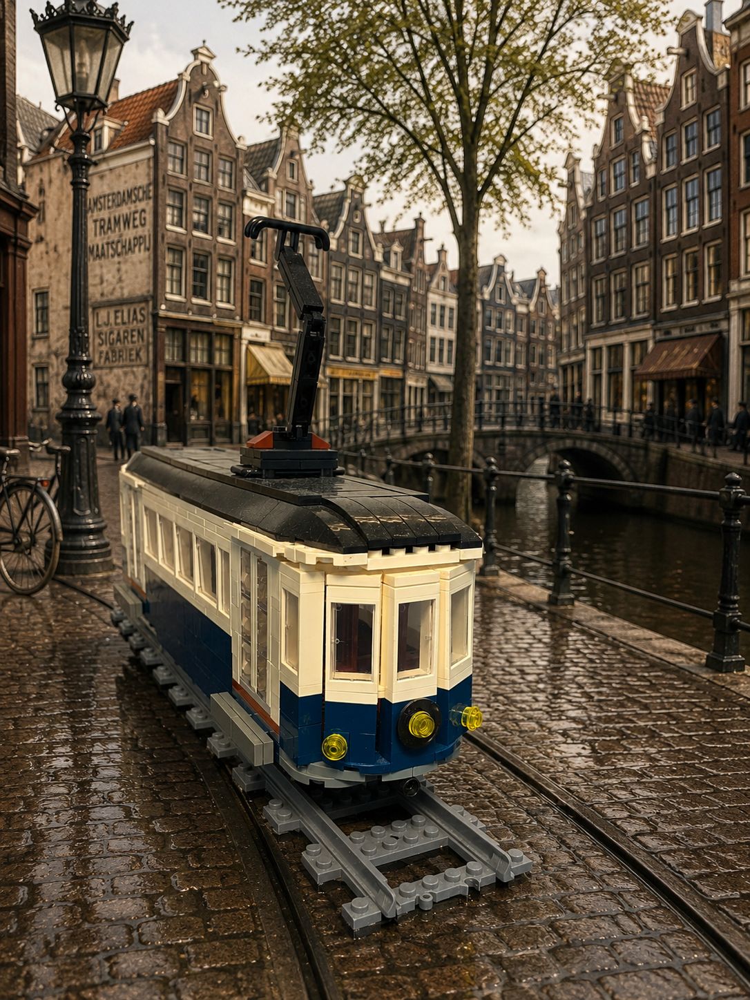 Afbeelding: MOC Blauwe tram rijdt rond in centrum Amsterdam