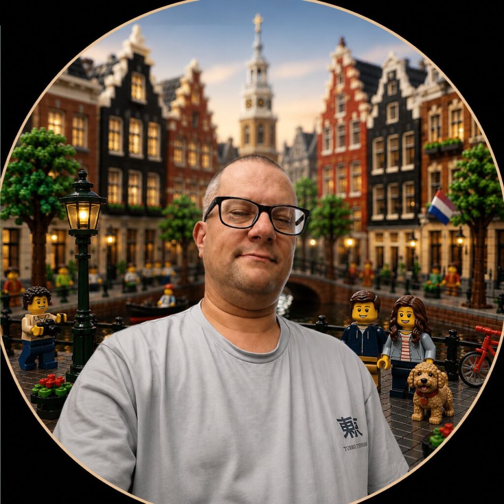 WhatsApp Image 2026-07-29 at 13.31.55 Profiel-foto: Johan staat op het midden cirkel waar grachtenpanden en minifigures man en vrouw en hond.